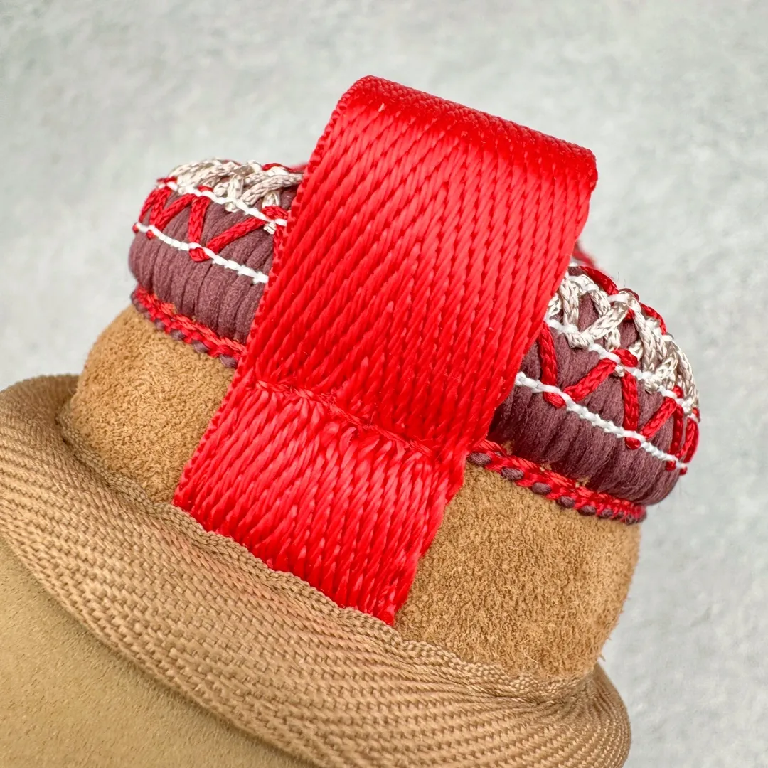 Pick up locally💰520 UGG ethnic style 2553 classic autumn and winter sheep fur all-in-one snow boots. All shoes are made from the same factory as ZP. Longfeng A-grade Australian imported sheep fur all-in-one ethnic style. Brand OEM production line. Fully follow the ZP process. OEM original pattern maker. Adhering to the principle of no original shoes and no development selection. Pay attention to every detail. The most authentic version on the market. TREADLITE "Light Wing" technology outsole. Lightweight/durable/flexible/pile size: 35 36 37 38 39 40 41 42 Coding: by2936060